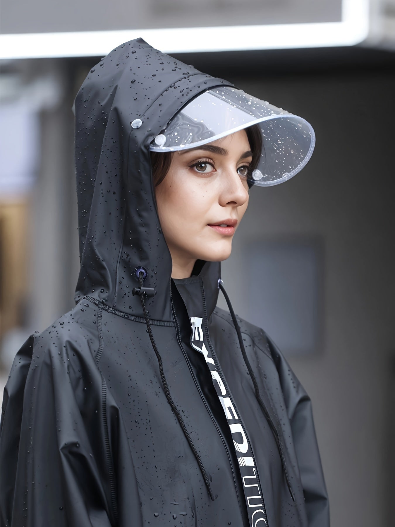 Combinaison de pluie femme – Vêtement imperméable avec capuche et coupe ajustée